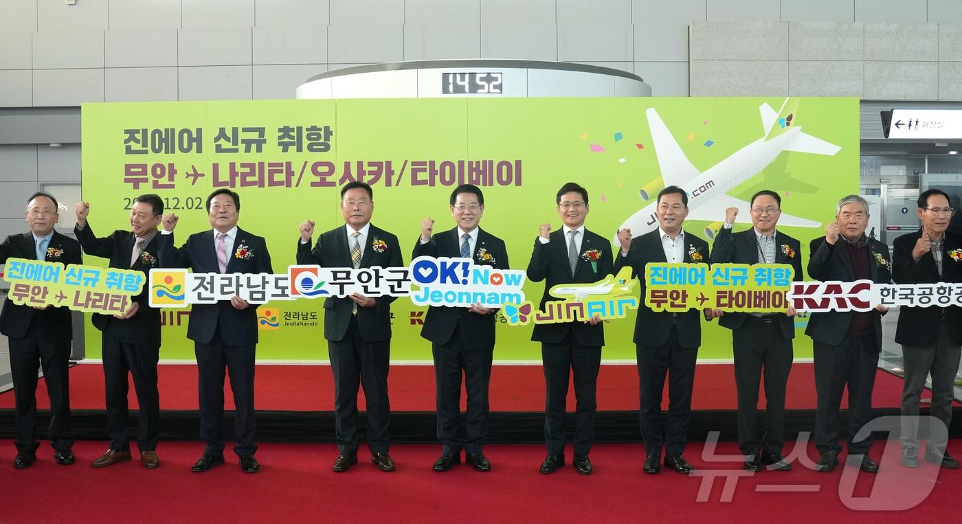 본문 이미지 - 김영록 전라남도지사가 2일 무안국제공항에서 열린 ‘무안국제공항 첫 데일리(Daily) 국제 정기선 취항식’에서 주요참석자들과 기념촬영을 하고 있다.(전남도 제공) 2024.12.2/뉴스1 