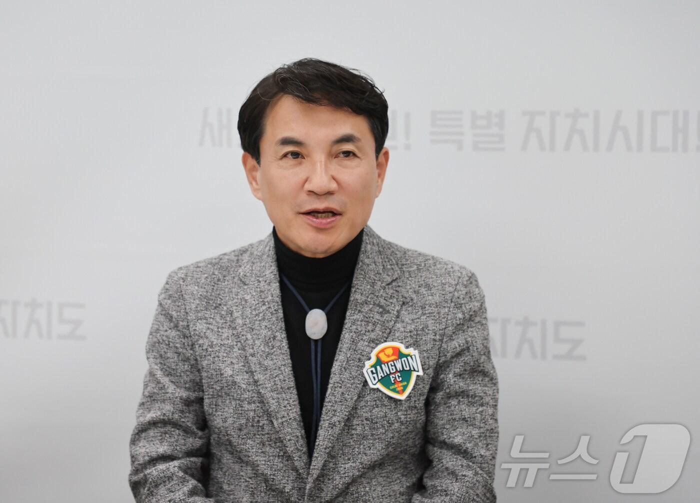 본문 이미지 - 김진태 강원특별자치도지사가 2일 현안 브리핑에서 방위산업 혁신클러스터 유치와 관련해 발언하고 있다.(강원도 제공)/뉴스1