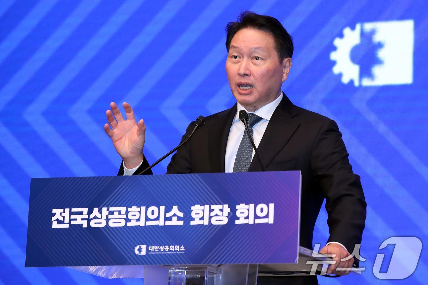 최태원 대한상의 회장이 2일 오후 대구 수성구 만촌동 인터불고호텔에서 열린 '전국상공회의소 회장 회의'에 참석해 인사말을 하고 있다. 2024.12.2/뉴스1 ⓒ News1 공정식 기자