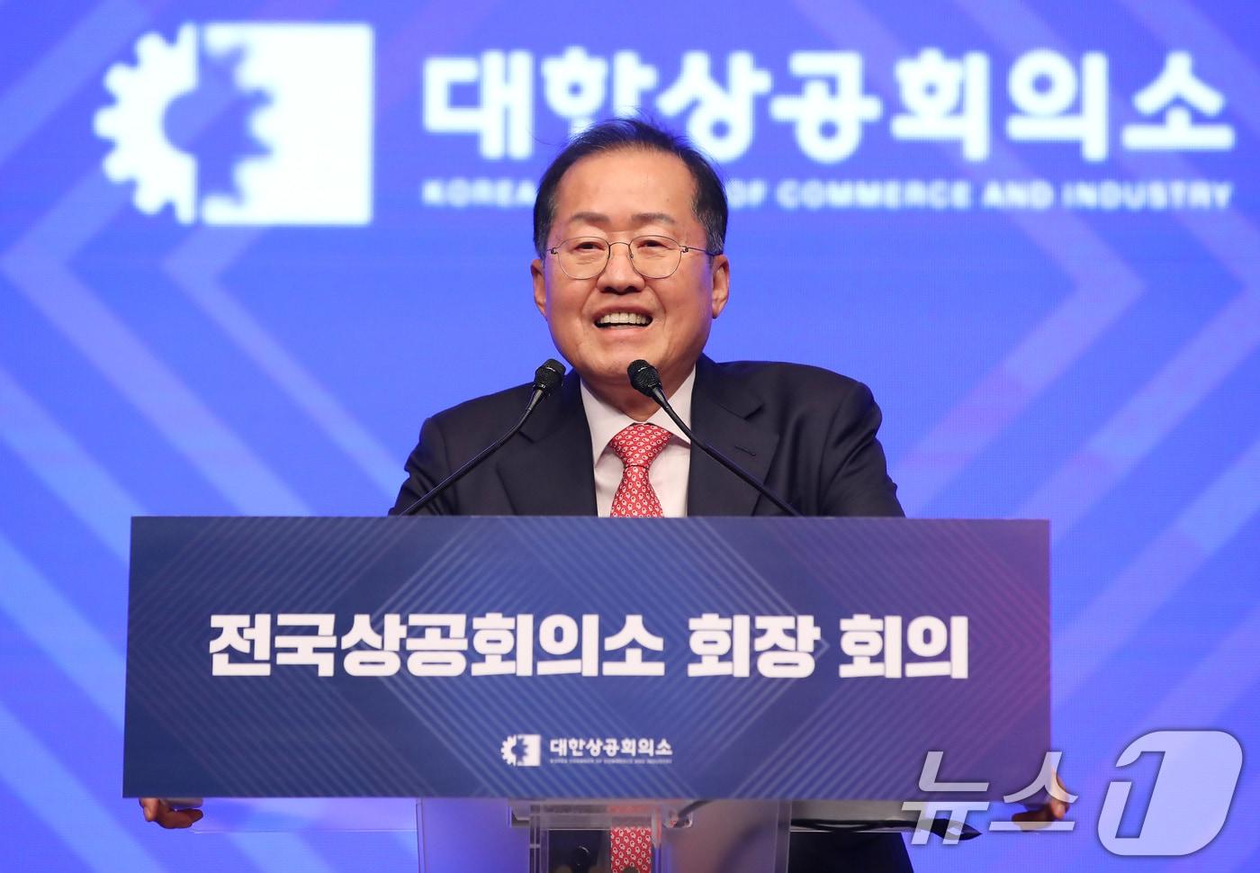 본문 이미지 - 홍준표 대구시장이 2일 오후 대구 수성구 만촌동 인터불고호텔에서 열린 '전국상공회의소 회장 회의'에 참석해 인사말하고 있다. 2024.12.2/뉴스1 ⓒ News1 공정식 기자