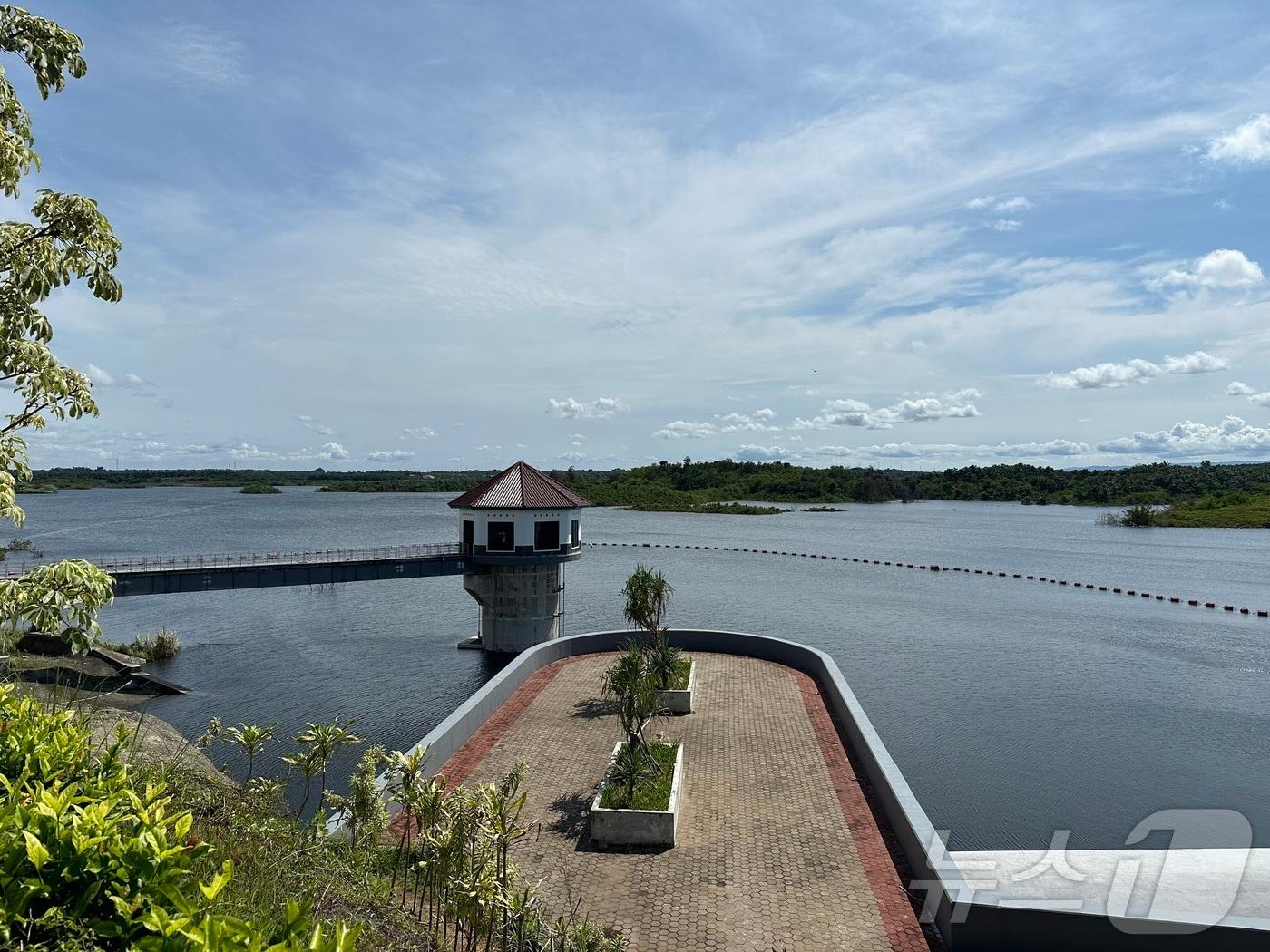 본문 이미지 - 자카르타 반뗀 주 까리안 댐. 높이 65.6m, 길이 516m로 총저수용량은 3억1500만톤이다. 현재 저수율 79%가 담수되어 있다. ⓒNews1 나혜윤 기자