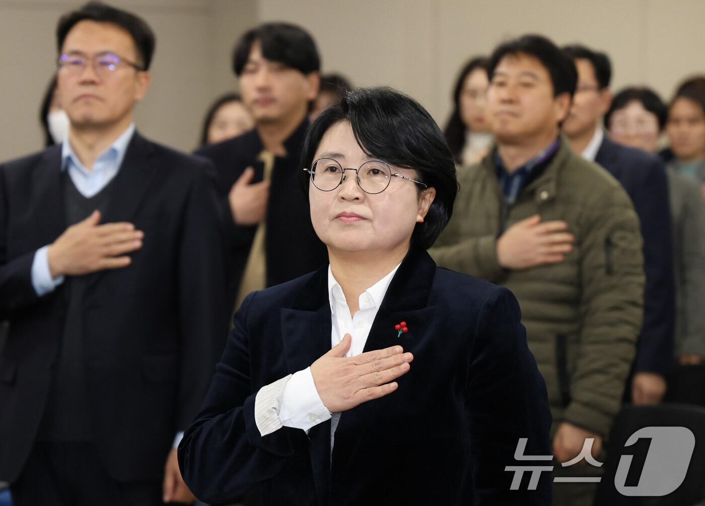 본문 이미지 - 조소영 신임 국민권익위원회 부위원장이 2일 세종시 정부세종청사에서 열린 취임식에서 국기에 경례하고 있다. (국민권익위원회 제공) 2024.12.2/뉴스1