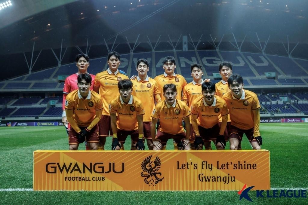 본문 이미지 - 광주FC는 2024-25 AFC 챔피언스리그 엘리트 리그 스테이지에서 4승 1패로 동아시아지역 12개 팀 중 2위에 올라 있다. (한국프로축구연맹 제공)