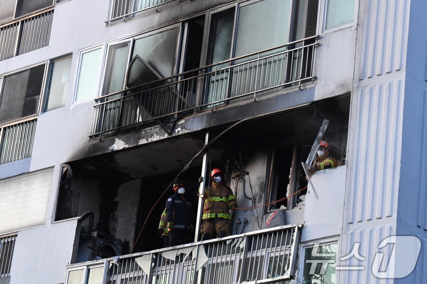 지난해 12월 2일 경북 포항시 북구 두호동 아파트에서 발생한 화재는 공소권 없음으로 사건이 종결될 전망이다. 화재 당시 소방9대원들이 위험성이 있는 구조물을 제거하고 있는 모습. 2024.12.2/뉴스1 ⓒ News1 최창호 기자