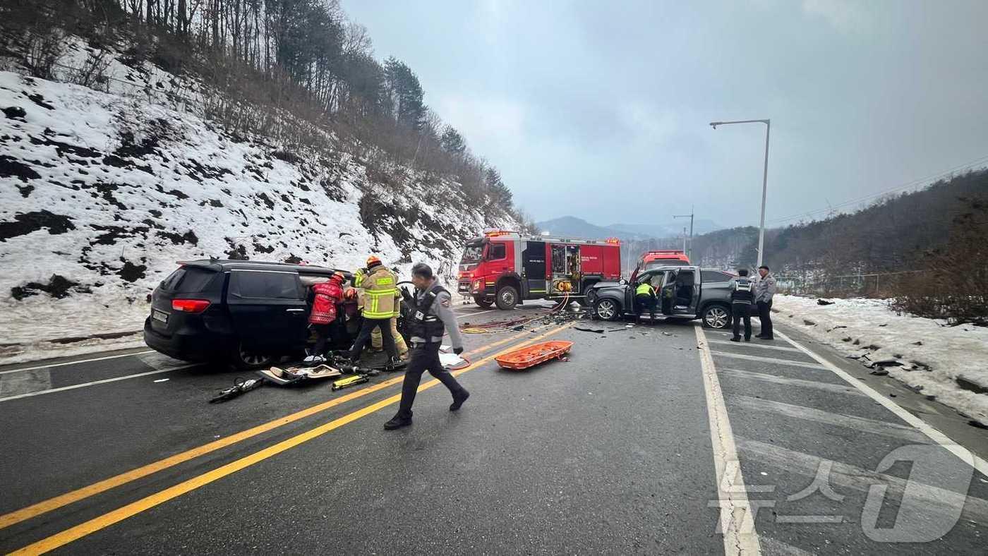 본문 이미지 - 강원 횡성 둔내면 마암1리 교통사고 현장.(강원도소방본부 제공)