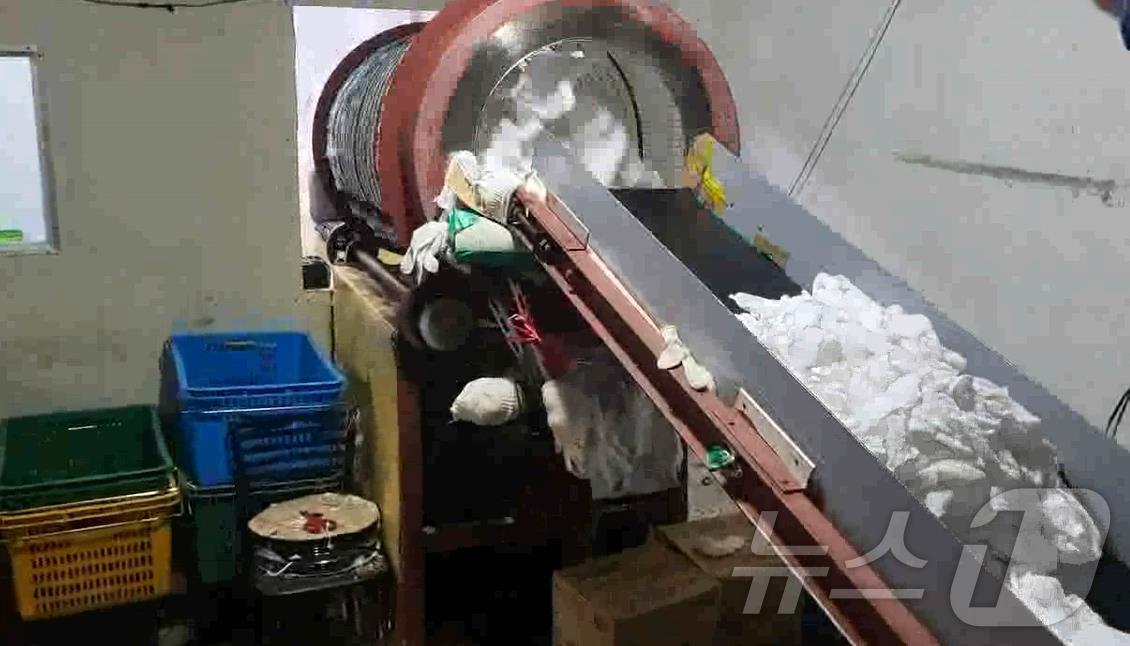 본문 이미지 -  세탁된 위생 물수건이 포장 단계로 넘어가는 모습(서울시 제공)