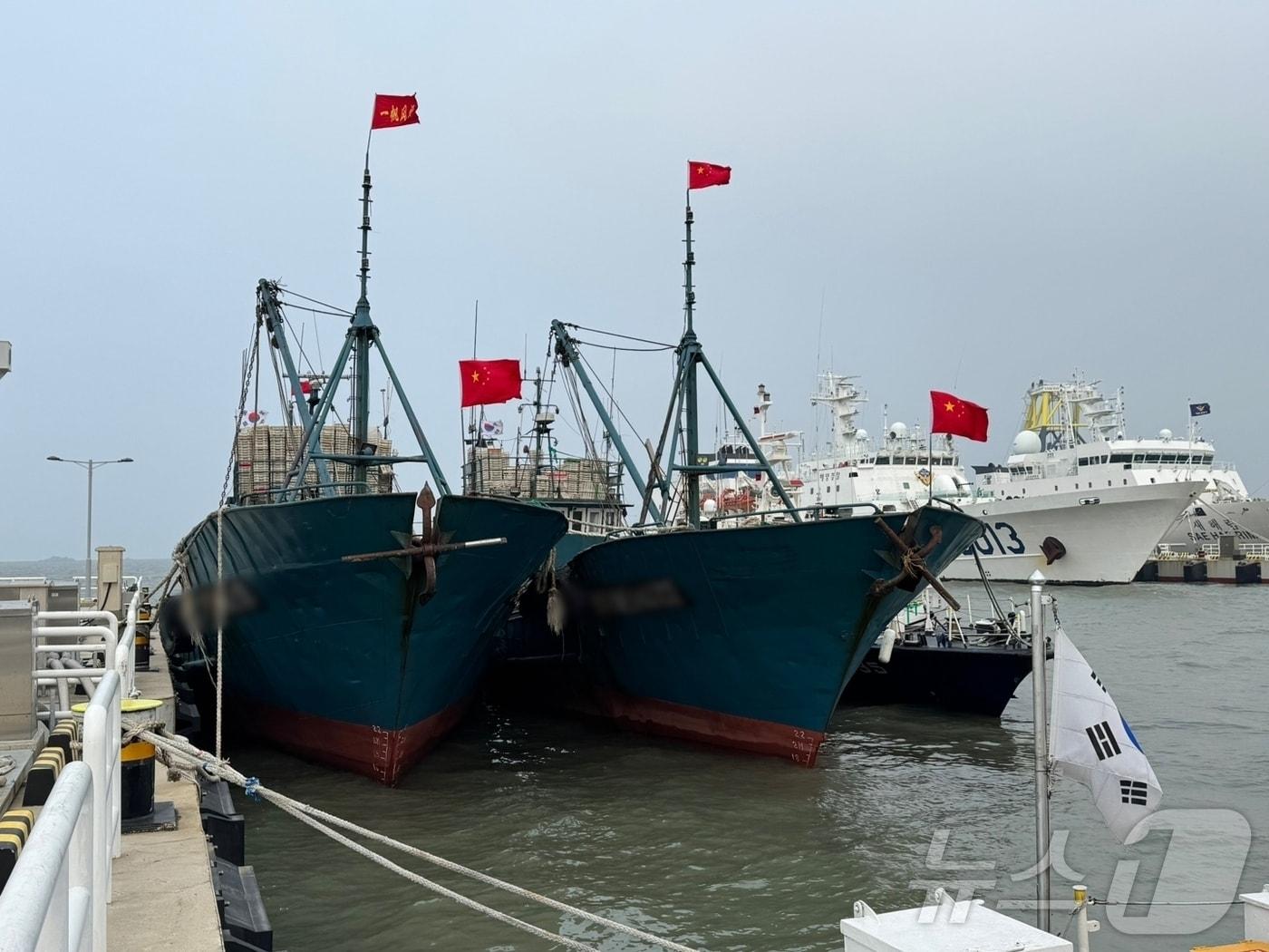 본문 이미지 - 군산해경은 군산시 옥도면 어청도 남서쪽 120㎞ 해상에서 불법조업을 한 중국어선을 나포해 조사를 벌이고 있다.(군산해경 제공) 2024.12.2/뉴스1