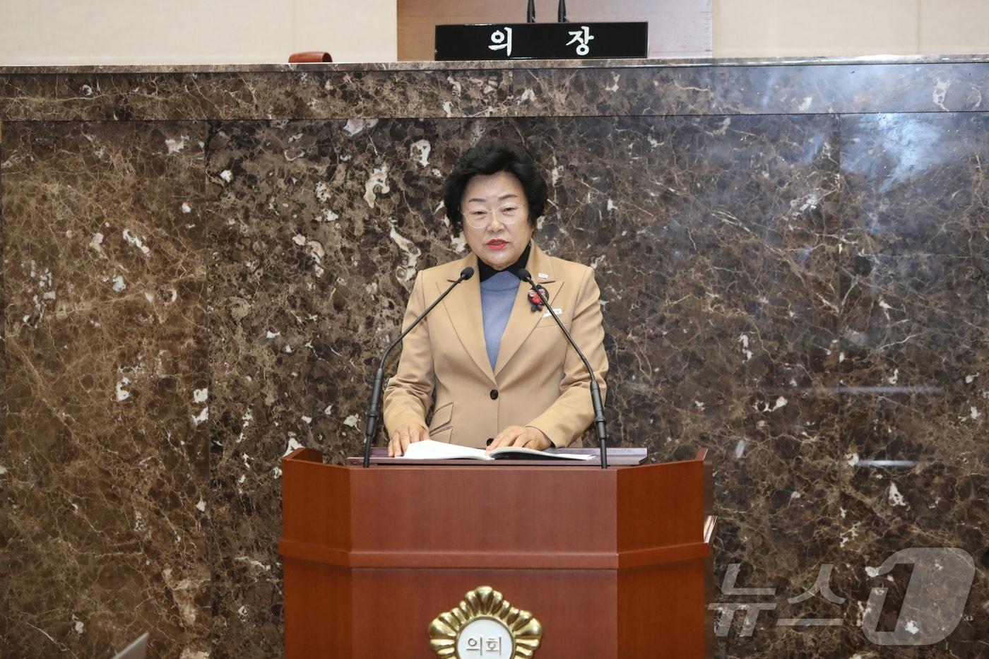 김경희 시장은 2일 시의회 정례회 시정연설에서 내년도 예산안과 시정 운영 방향을 설명하고 있다.(이천시 제공)