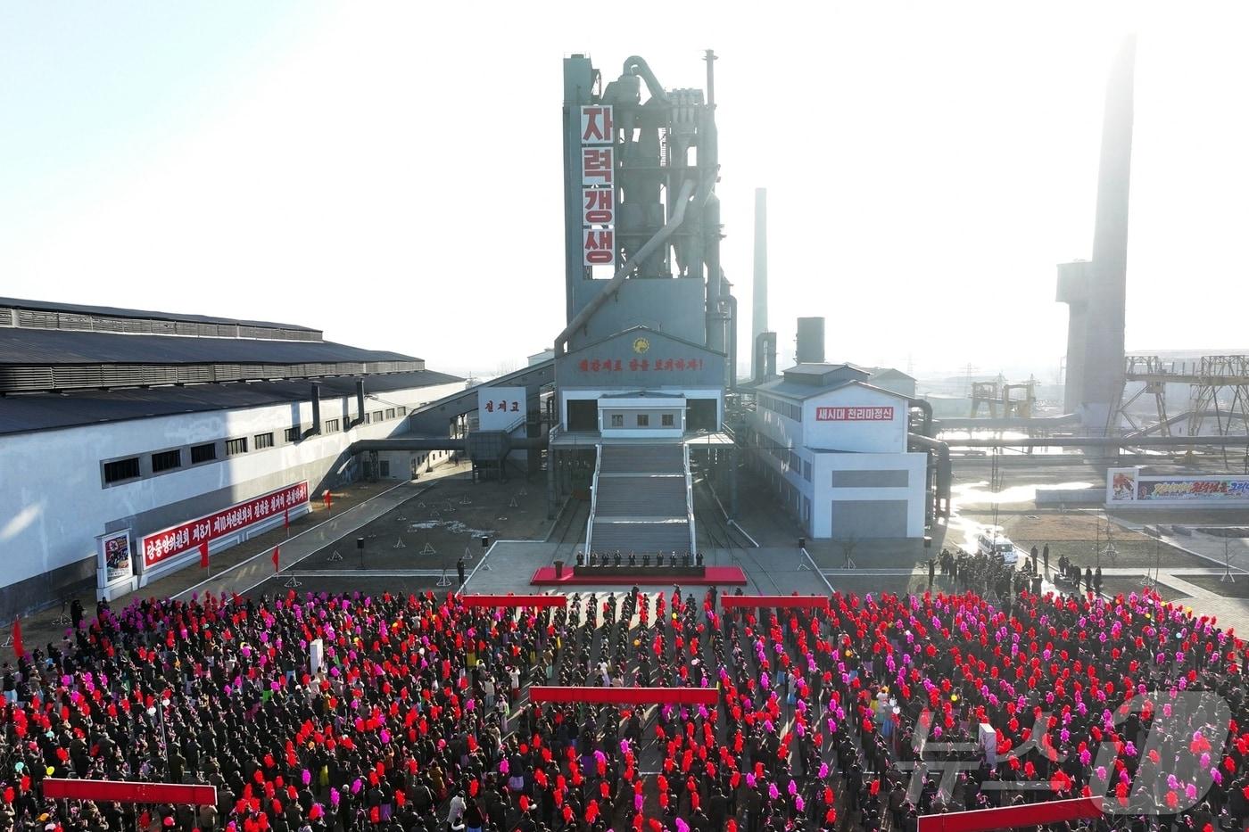 (평양 노동신문=뉴스1) = 북한 노동당 기관지 노동신문은 20일 "황해제철연합기업소 에네르기 절약형산소열법용광로 준공식이 19일 진행됐다＂며 ＂5개년계획수행을 담보하고 자립경제의 활로를 열어나갈 토대가 마련됐다＂고 보도했다. [국내에서만 사용가능. 재배포 금지. DB 금지. For Use Only in the Republic of Korea. Redistribution Prohibited] rodongphoto@news1.kr