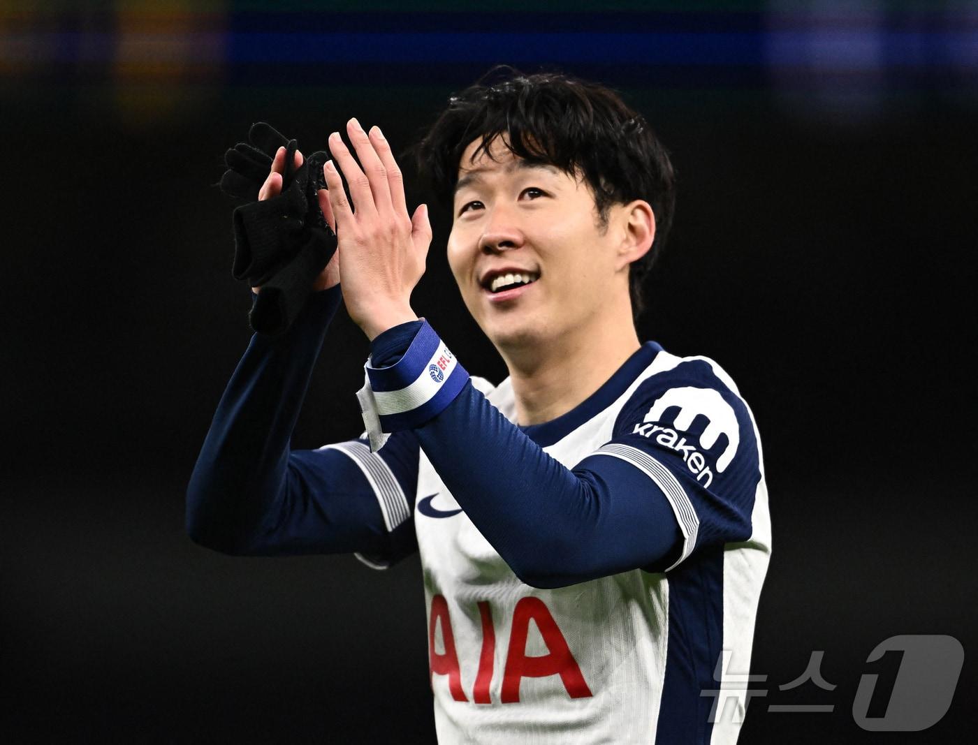 본문 이미지 - 토트넘 홋스퍼 공격수 손흥민이 20일(한국시간) 열린 2024-25 리그컵 8강 맨체스터 유나이티드전에서 후반 43분 결승 골을 터뜨려 팀의 4-3 승리를 이끌었다. ⓒ 로이터=뉴스1