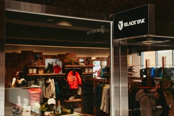 본문 이미지 - BYN블랙야크그룹은 유엔경제사회이사회 특별협의지위기구 UN SDGs 협회에서 발표한 &#39;2024 지속가능개발목표경영지수&#39;&#40;SDGBI&#41; 국내 1위 그룹에 4년 연속 선정됐다.매장 전경.&#40;블랙야크제공&#41;