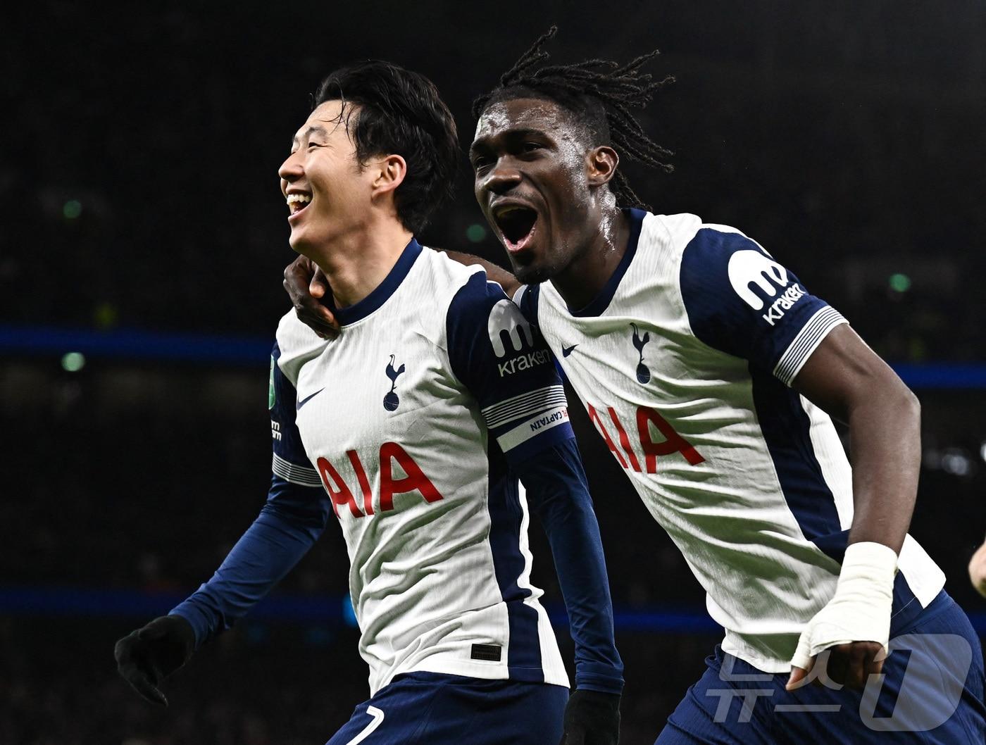 본문 이미지 - 토트넘 홋스퍼의 손흥민이 지난해 12월 19일 영국 런던의 토트넘 홋스퍼 스타디움에서 열린 카라바오컵 8강전 맨체스터 유나이티드와 경기서 시즌 7호골인 코너킥 다이렉트 결승 골을 넣은 뒤 이브 비수마와 기뻐하고 있다.  ⓒ 로이터=뉴스1