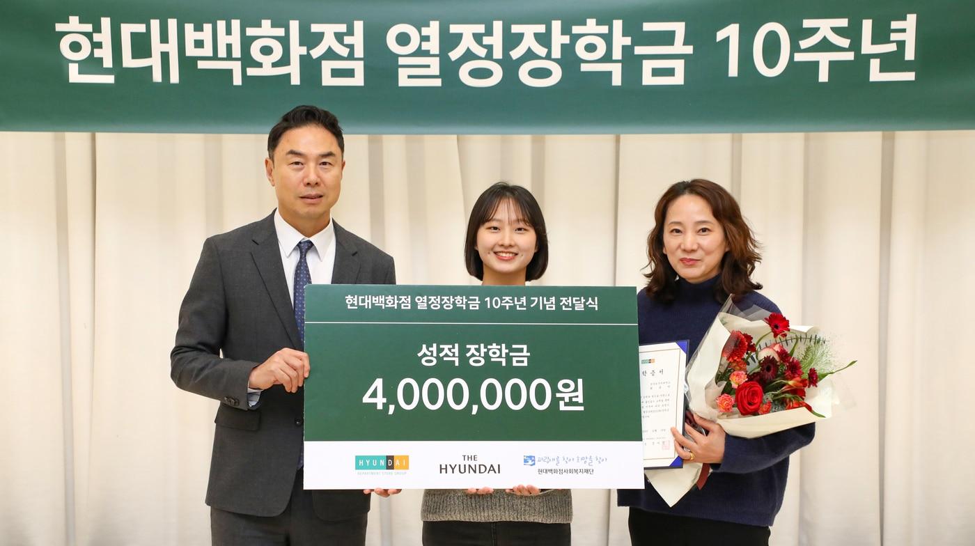 본문 이미지 - 19일 오후,서울 강남구 현대백화점 본사에서 진행된 '열정 장학금' 10주년 전달식에서 정지영 현대백화점 사장(사진 맨왼쪽)이 참석자와 기념사진을 찍고 있다. (현대백화점 제공).
