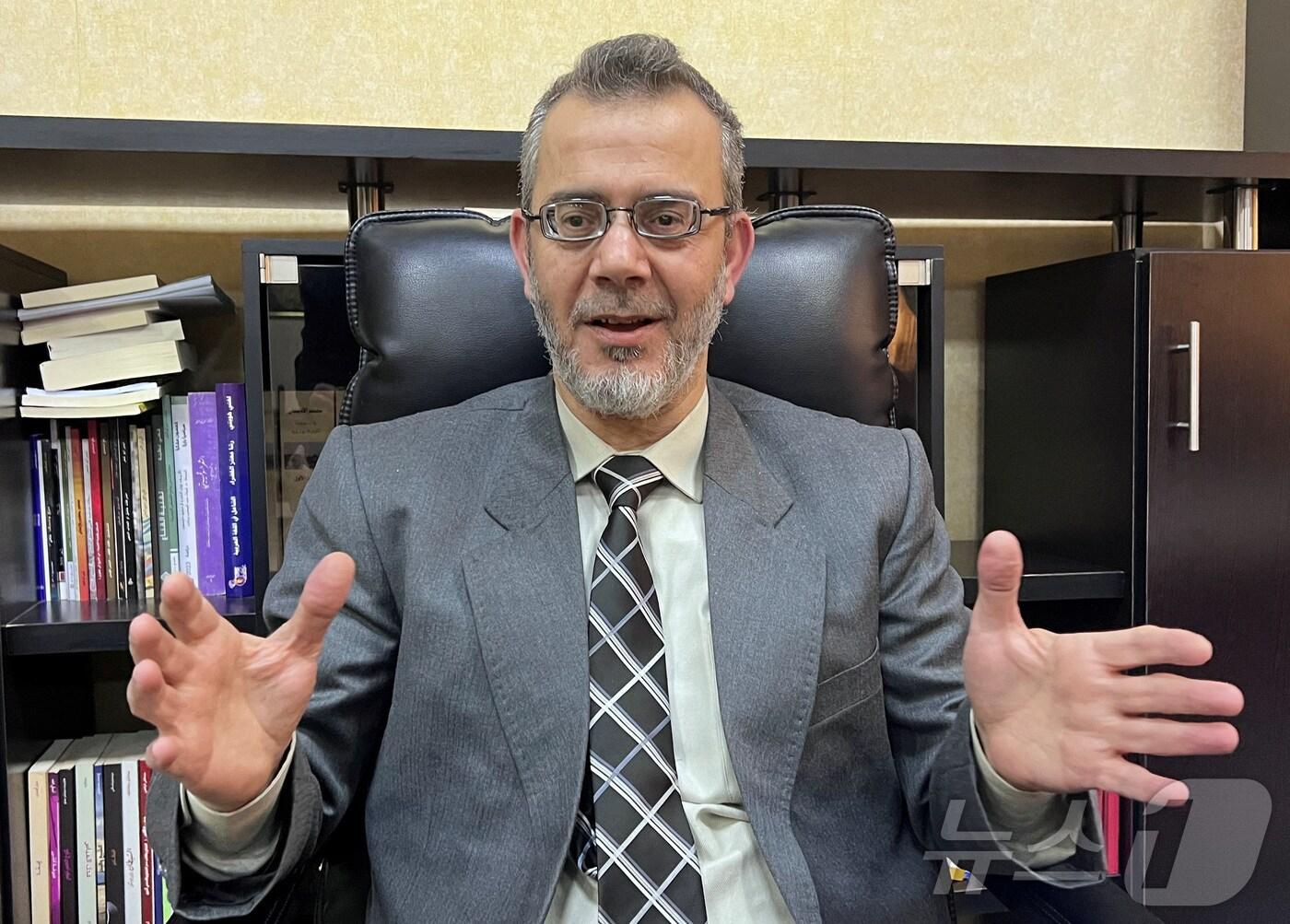 본문 이미지 - 19일&#40;현지시간&#41; 시리아 다마스쿠스에서 신임 교육부장관인 나지르 모하마드 알카드리가 새 정부의 교육 방침에 대해 설명하고 있다. 2024.12.19/ ⓒ 로이터=뉴스1 ⓒ News1 권진영 기자