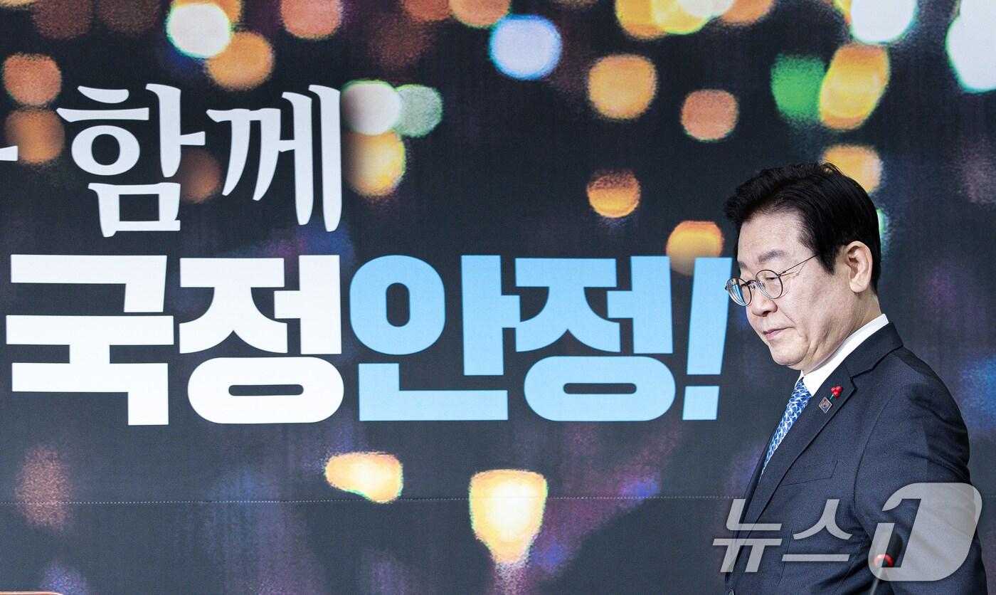 본문 이미지 - 이재명 더불어민주당 대표가 20일 오전 서울 여의도 국회에서 열린 최고위원회의에 참석하고 있다. 2024.12.20/뉴스1 ⓒ News1 이재명 기자