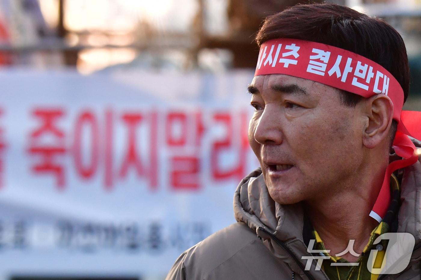 본문 이미지 - 20일 오전 경북 포항시 남구 구룡포수협 앞에서 구룡포홍게통발협회와 연안홍게선주협회 등 어업인들이 대왕고래 시추작업과 관련, 어장에 대한 피해 보상을 요구하며 석유공사에 항의하고 있다. 2024.12.20/뉴스1 ⓒ News1 최창호 기자