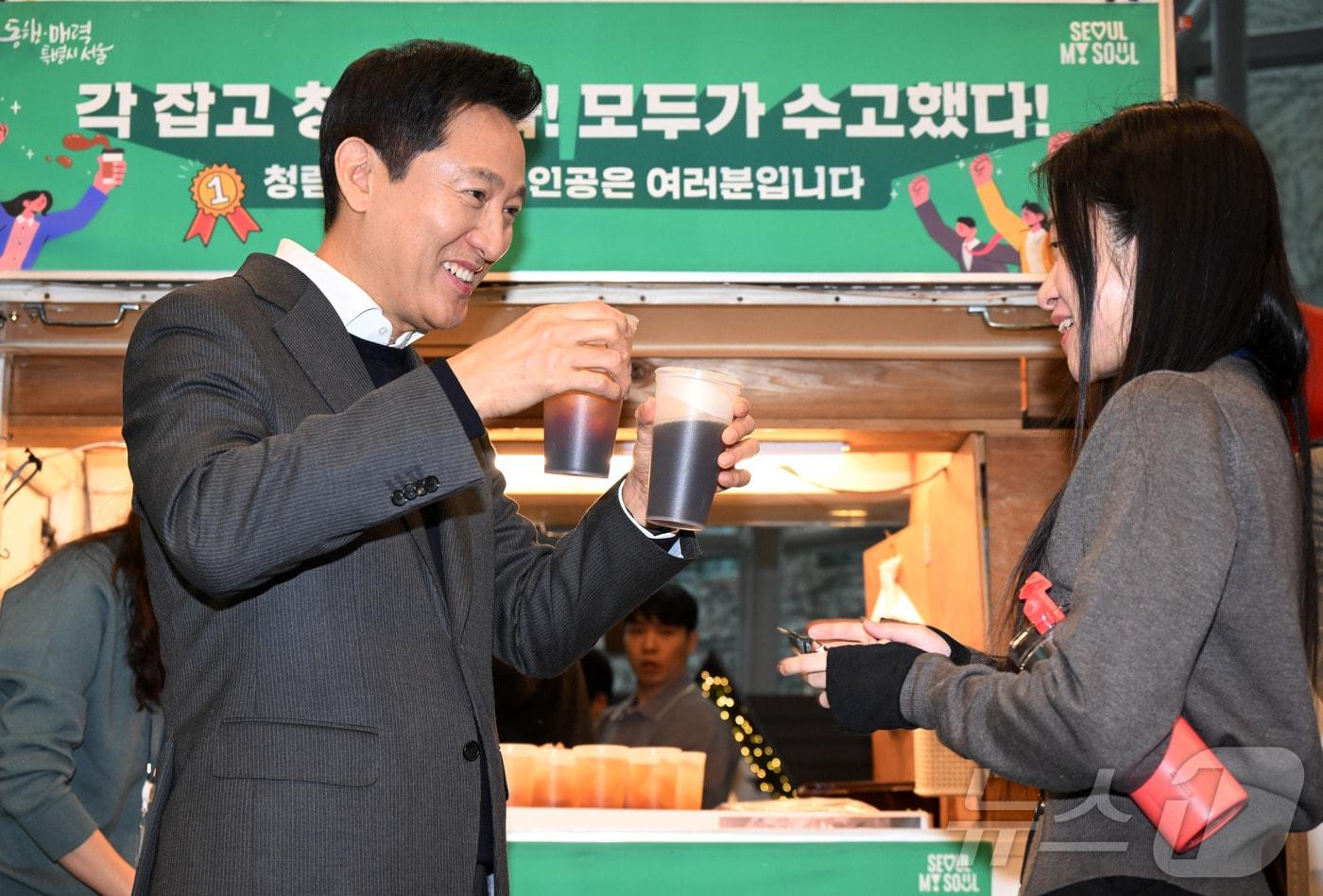 본문 이미지 -  오세훈 시장, 직원 만나 커피와 다과 전달(서울시 제공)