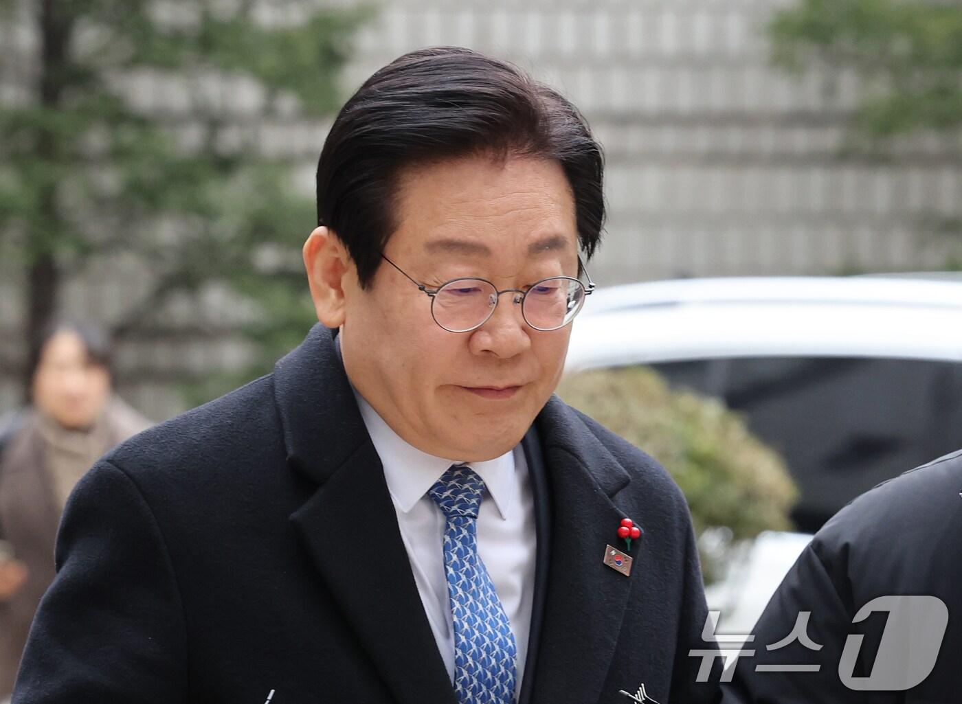 본문 이미지 - 이재명 더불어민주당 대표가 20일 오전 서울 서초구 서울중앙지방법원에서 열린 '대장동 배임 및 성남FC 뇌물 혐의' 관련 공판에 출석하고 있다. 2024.12.20/뉴스1 ⓒ News1 송원영 기자