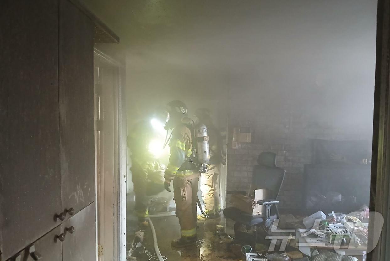 본문 이미지 - 19일 오전 11시 56분쯤 경북 구미시 오태동의 한 아파트에서 불이나 출동한 소방관이 화재를 진압하고 있다(경북소방본부 제공)2024.12.20/뉴스1