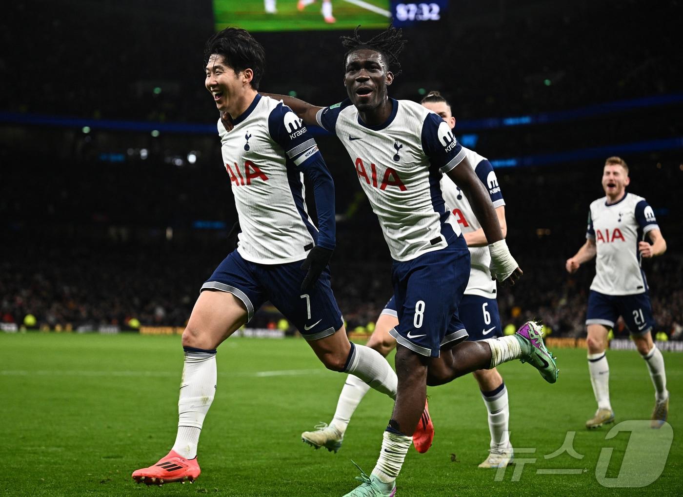 본문 이미지 - 토트넘 홋스퍼 공격수 손흥민(왼쪽)이 20일(한국시간) 열린 2024-25 리그컵 8강 맨체스터 유나이티드전에서 후반 43분 결승 골을 터뜨려 팀의 4-3 승리를 이끌었다. ⓒ 로이터=뉴스1