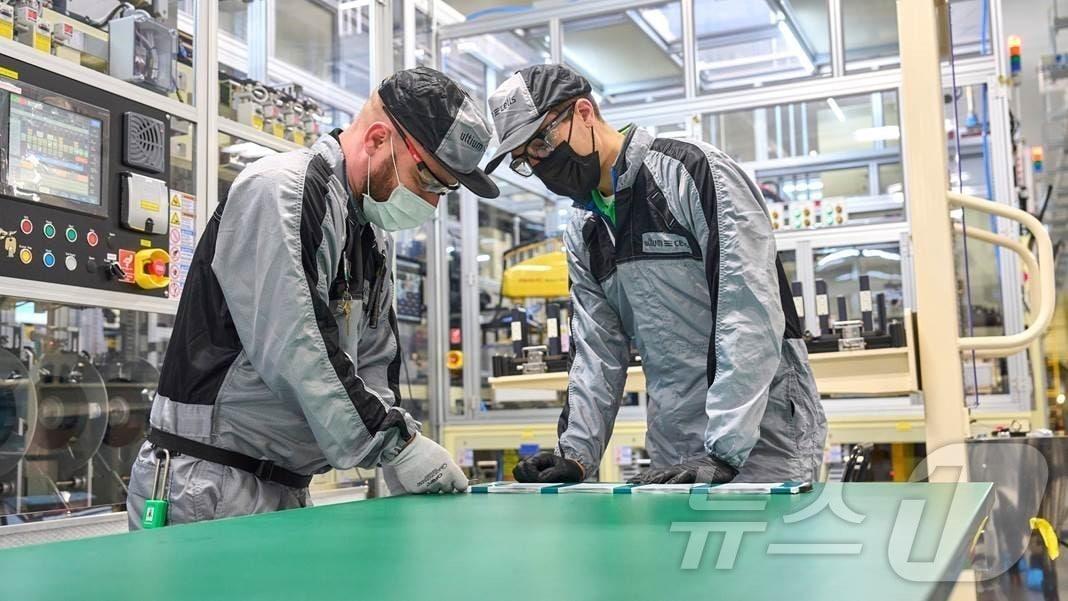 본문 이미지 - LG에너지솔루션-GM 합작 1공장 직원들이 배터리를 생산하고 있다.&#40;LG에너지솔루션 제공&#41; ⓒ News1 최동현 기자