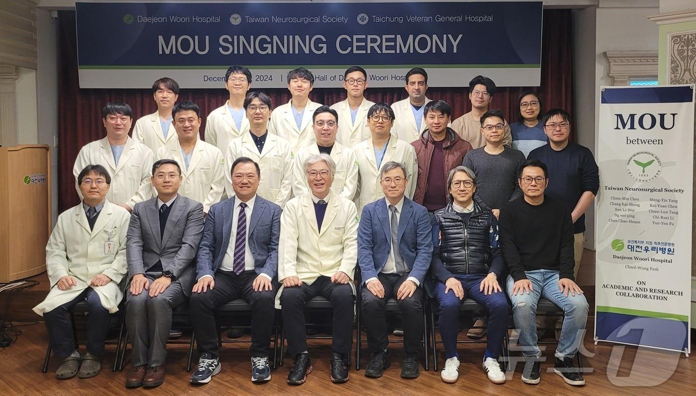 20일 오전 대전우리병원과 대만신경외과학회, 대만타이중제일보훈병원이 '신경외과전문의 수련병원·학술연구’ 업무협약을 체결하고 각 기관 관계자들이 기념사진을 찍고 있다. (대전우리병원 제공)/뉴스1