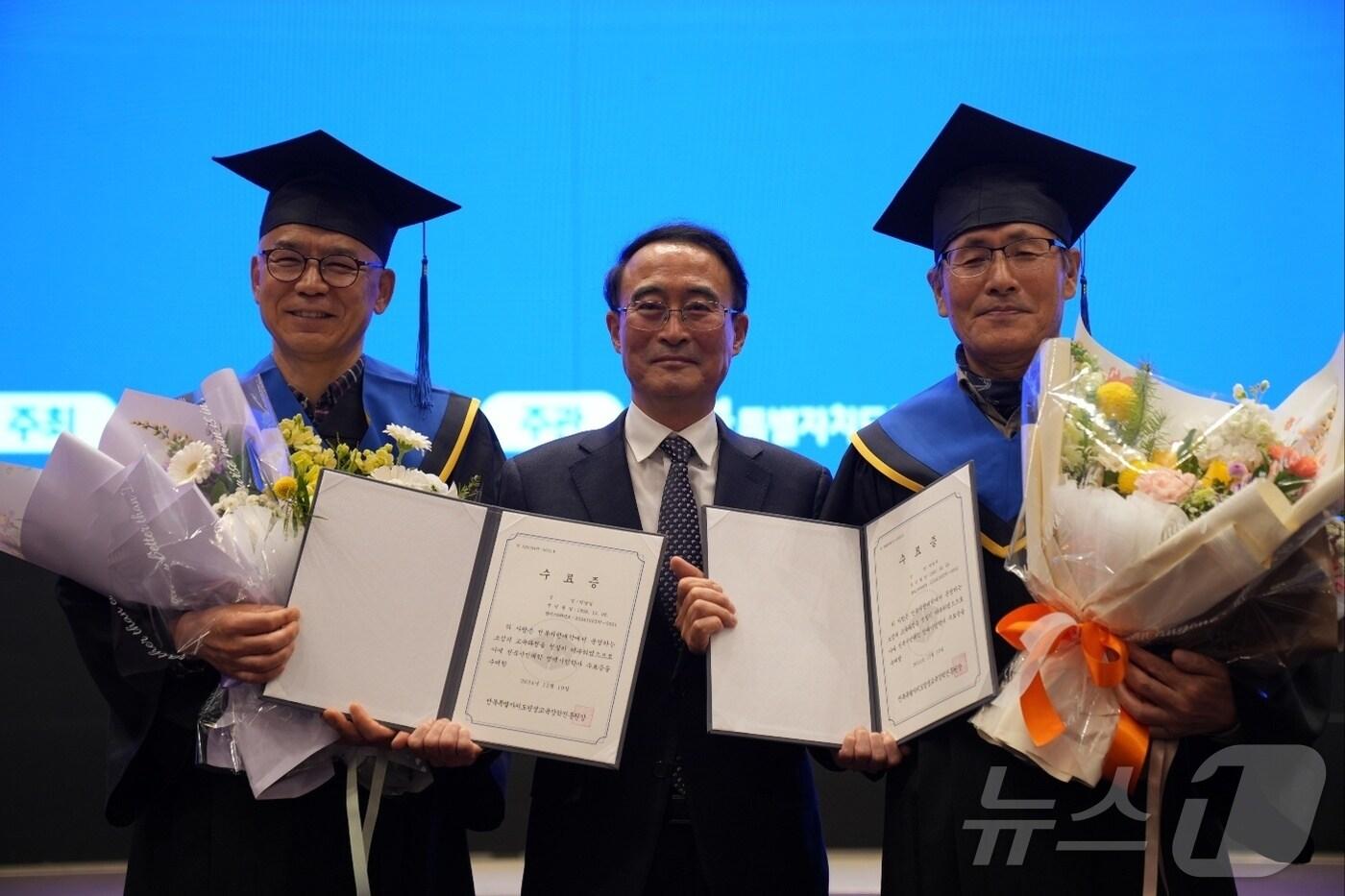 본문 이미지 - 전북시민대학 부안캠퍼스가 사업 운영 이후 첫 명예시민학사 2명을 배출했다. 학위를 받은 박남일(왼쪽) 씨와 박형규 씨(부안군 제공)2024.12.20/뉴스1 