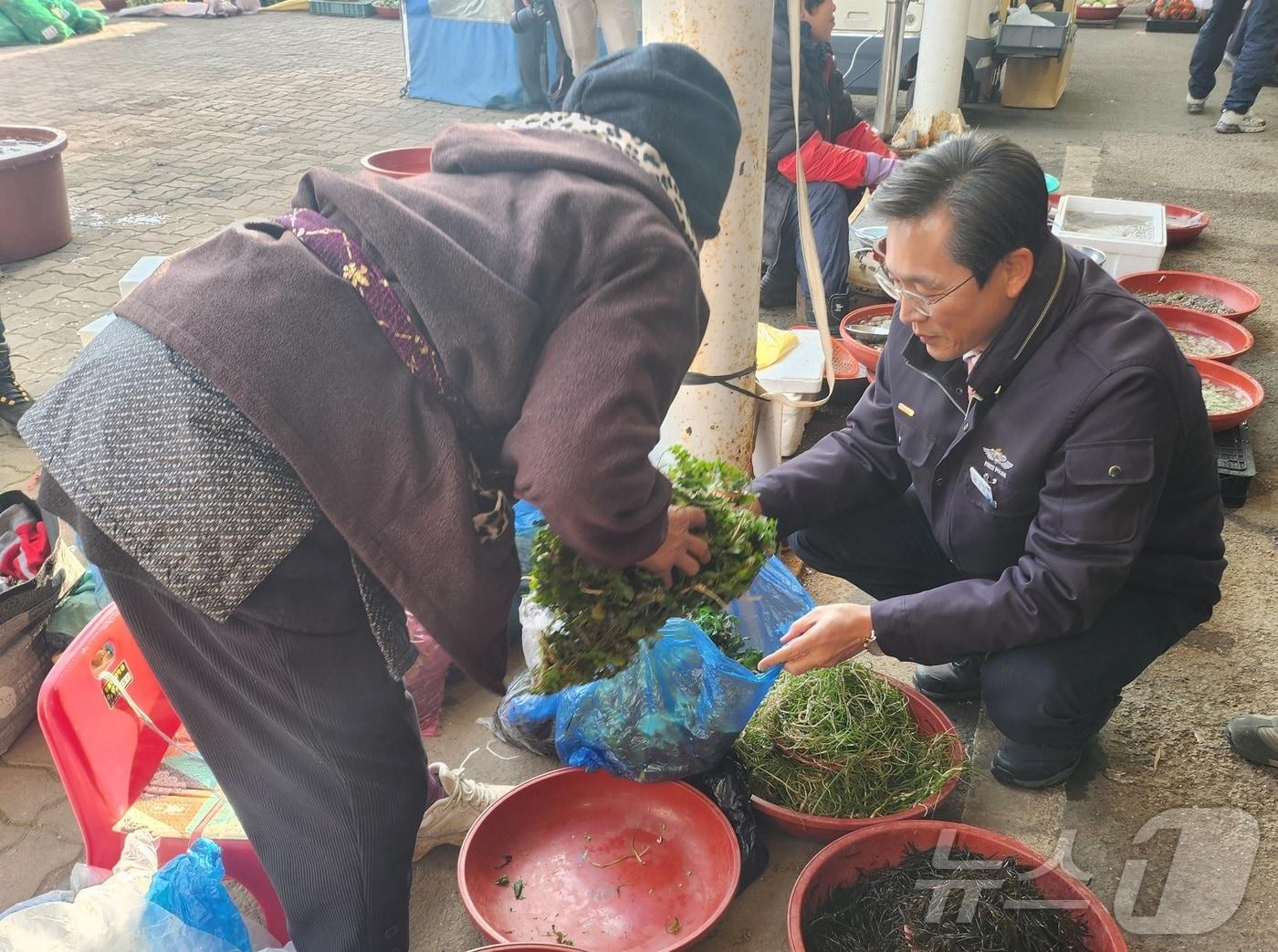 본문 이미지 - 20일 우승희 영암군수 영암5일시장 방문 &#40;영암군 제공&#41;/뉴스1 