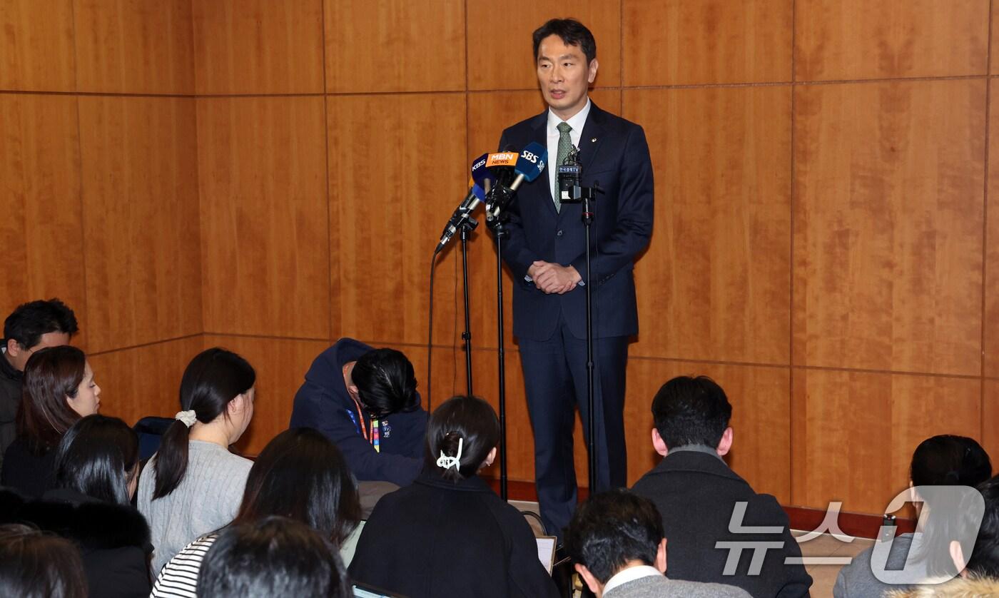 이복현 금융감독원장이 20일 서울 여의도 주택건설회관에서 건설업계 및 부동산시장 전문가 간담회를 마치고 백브리핑을 하고 있다. 2024.12.20/뉴스1 ⓒ News1 김명섭 기자