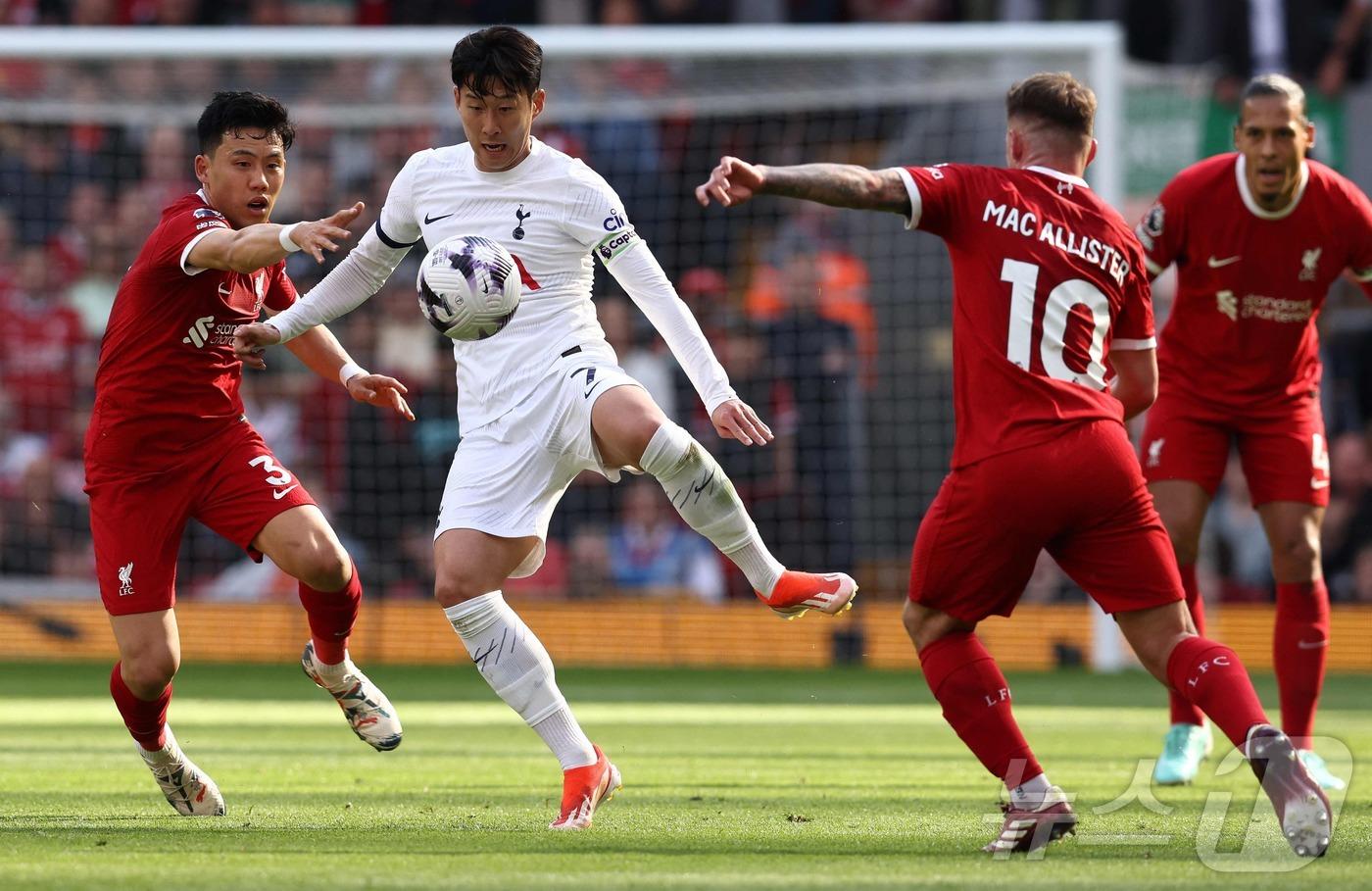 손흥민&#40;가운데&#41;의 소속팀 토트넘 홋스퍼는 2024-25 리그컵 4강에서 리버풀과 격돌한다. ⓒ AFP=뉴스1