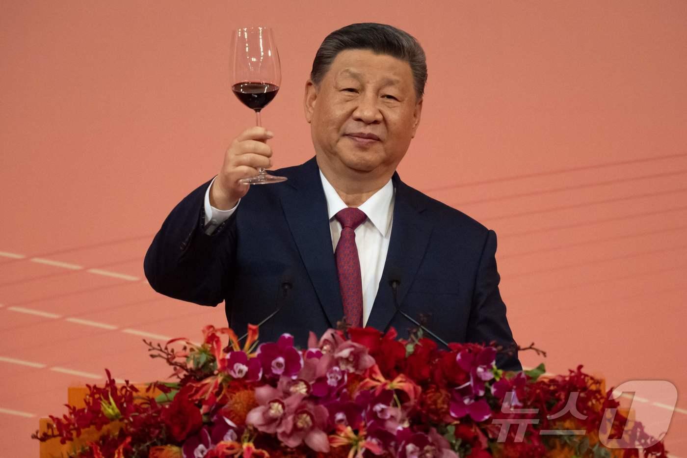 시진핑 중국 국가주석이 19일(현지시간) 마카오 반환 25주년 기념식 전야 만찬에 참석해 건배를 하고 있다. 2024.12.20 ⓒ AFP=뉴스1 ⓒ News1 우동명 기자