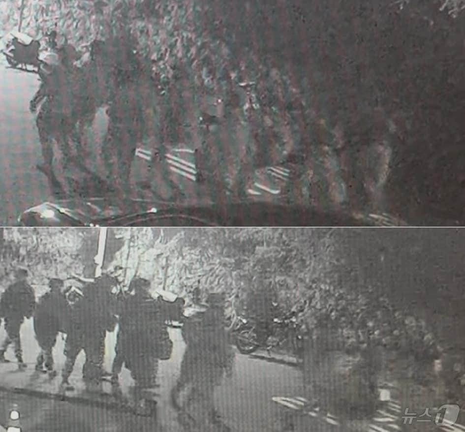 본문 이미지 - 4일 오전 1시 58분쯤 무장한 군인 10여 명이 서울 용산구 한남동 국회의장 공관을 향해 걸어가고 있다(위). 같은날 오전 4시 55분 군인들이 국회의장 공관 인근 골목에서 철수하고 있다(아래). 2024.12.13/뉴스1 ⓒ News1