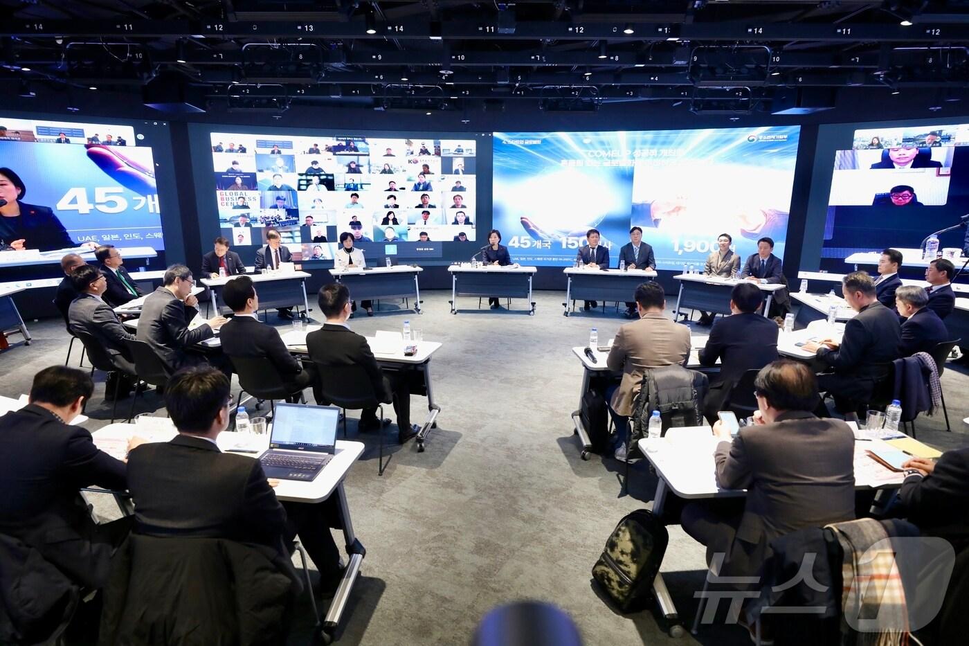 오영주 중소벤처기업부 장관이 20일 서울 중구 DDP 디자인랩에서 '중소벤처 글로벌화 전략회의'를 주재하고 있다.(중소벤처기업부 제공)