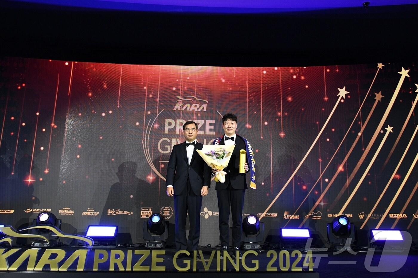 19일 열린 KARA 프라이즈 기빙 시상식에서 올해의 드라이버상을 받은 장현진. &#40;슈퍼레이스 제공&#41;
