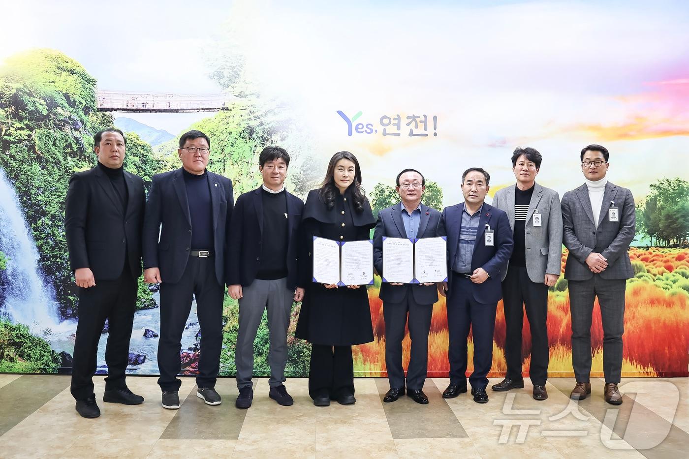 본문 이미지 - 19일 연천군청에서 윤현영 연천FC 대표(왼쪽에서 4번째)와 김덕현 연천군수(5번째)가 연고지 이전을 내용으로 한 협약식을 갖고 축구단과 군청 관계자들과 기념촬영을 하고 있다. (연천군 제공)