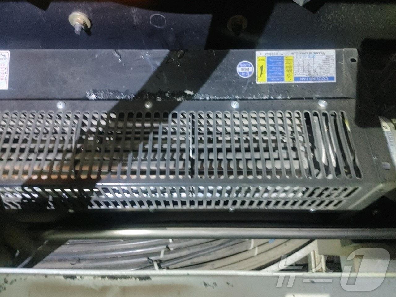 본문 이미지 -  20일 낮 12시 13분쯤 제주시 조천읍 교래리 삼다수 생산 공장 전기실에서 연기가 발생했다는 신고가 접수됐다.(제주소방안전본부 제공)/뉴스1