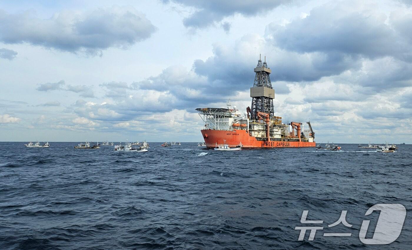  경북 포항시 구룡포홍게통발어민들이 탄 어선들이 동해심해가스 석유전 개발사업인 '대왕고래' 1차 시추작업 지점인 포항 앞 바다에서 시추선 '웨스트 카펠라호' 앞에서 어장 피해 보상을 요구하는 해상시위를 벌이고 있다. (자료사진) 2024.12.20/뉴스1 ⓒ News1 최창호 기자
