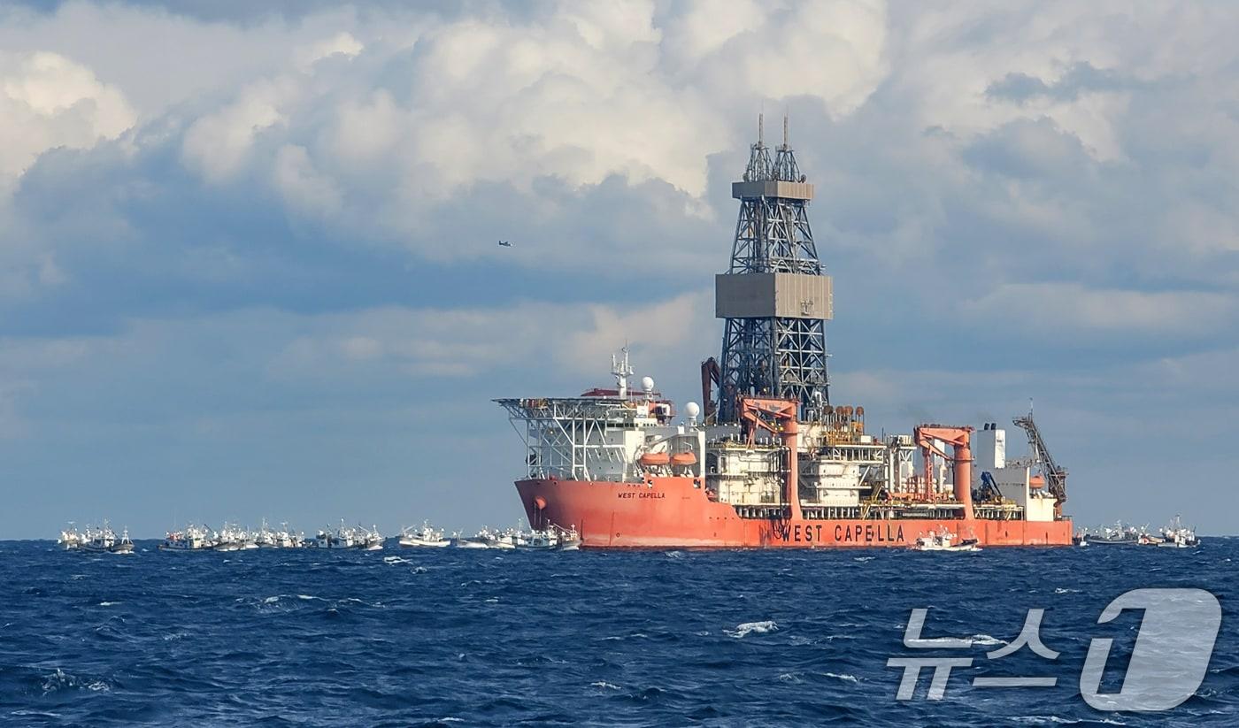 20일 경북 포항시 구룡포홍게통발어민들이 탄 어선들이 동해심해가스 석유전 개발사업인 &#39;대왕고래&#39; 1차 시추작업 지점인 포항 앞 바다의 시추선 &#39;웨스트 카펠라호&#39;  2024.12.20/뉴스1 ⓒ News1 최창호 기자