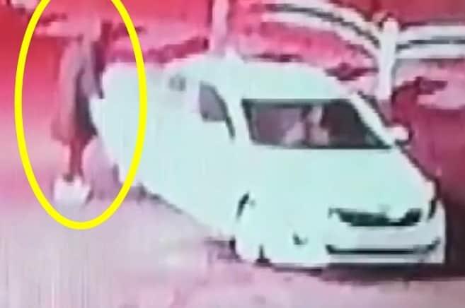 본문 이미지 - 지난 2019년 12월 27일 20대 이 모 씨가 충남 계룡에서 금을 직거래 하기 위해 만난 판매자의 차에 타는 모습. 이 씨는 판매자를 살해하고 2600만 원 상당의 금품을 챙겨 판매자의 차를 타고 달아났다. (충남경찰청 제공)