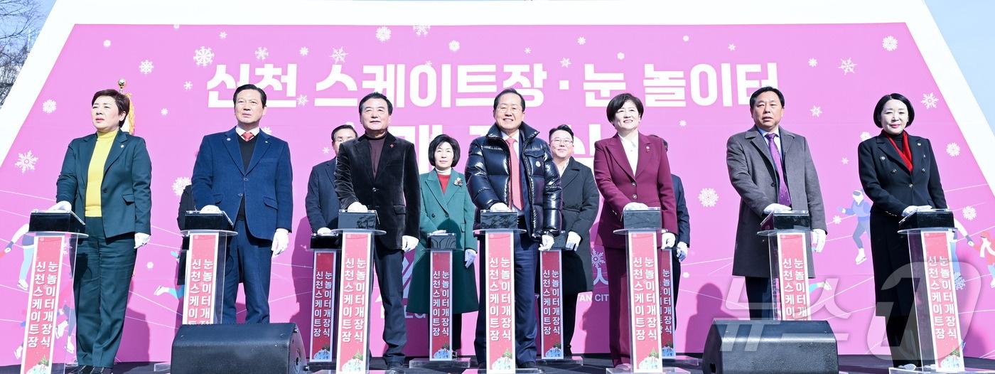 대구시는 20일 남구 대봉교 인근 신천 둔치에 스케이트장과 눈놀이터를 개장했다. (대구시 제공) 2024.12.20/뉴스1