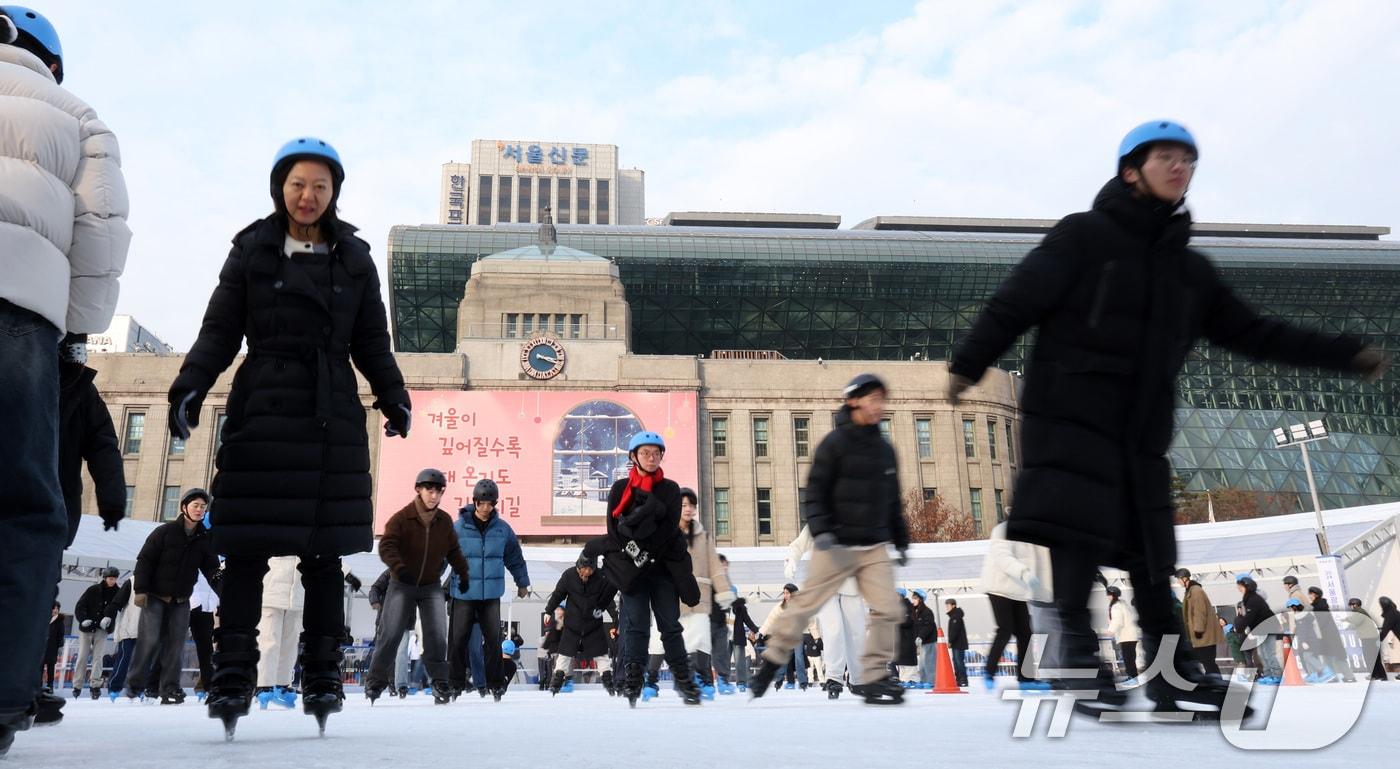 서울 중구 서울광장 스케이트장을 찾은 시민들이 스케이팅을 즐기고 있다.  2024.12.20/뉴스1 ⓒ News1 김성진 기자