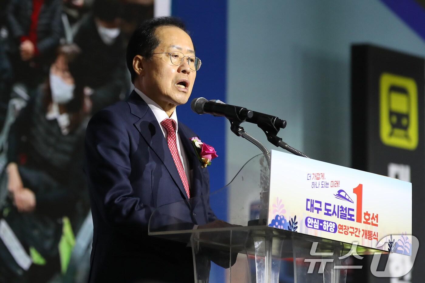본문 이미지 - 홍준표 대구시장이 20일 오후 경북 경산시 하양역에서 열린 '대구도시철도 1호선 안심-하양 연장구간 개통식'에 참석해 인사말을 하고 있다. 2024.12.20/뉴스1 ⓒ News1 공정식 기자