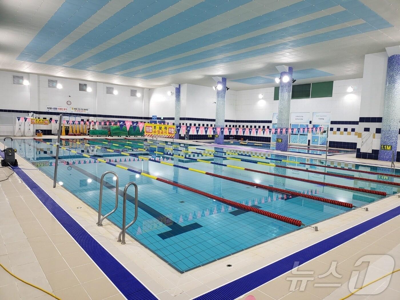 본문 이미지 - 창원 진해국민체육센터 내 수영장 모습(창원시 제공).