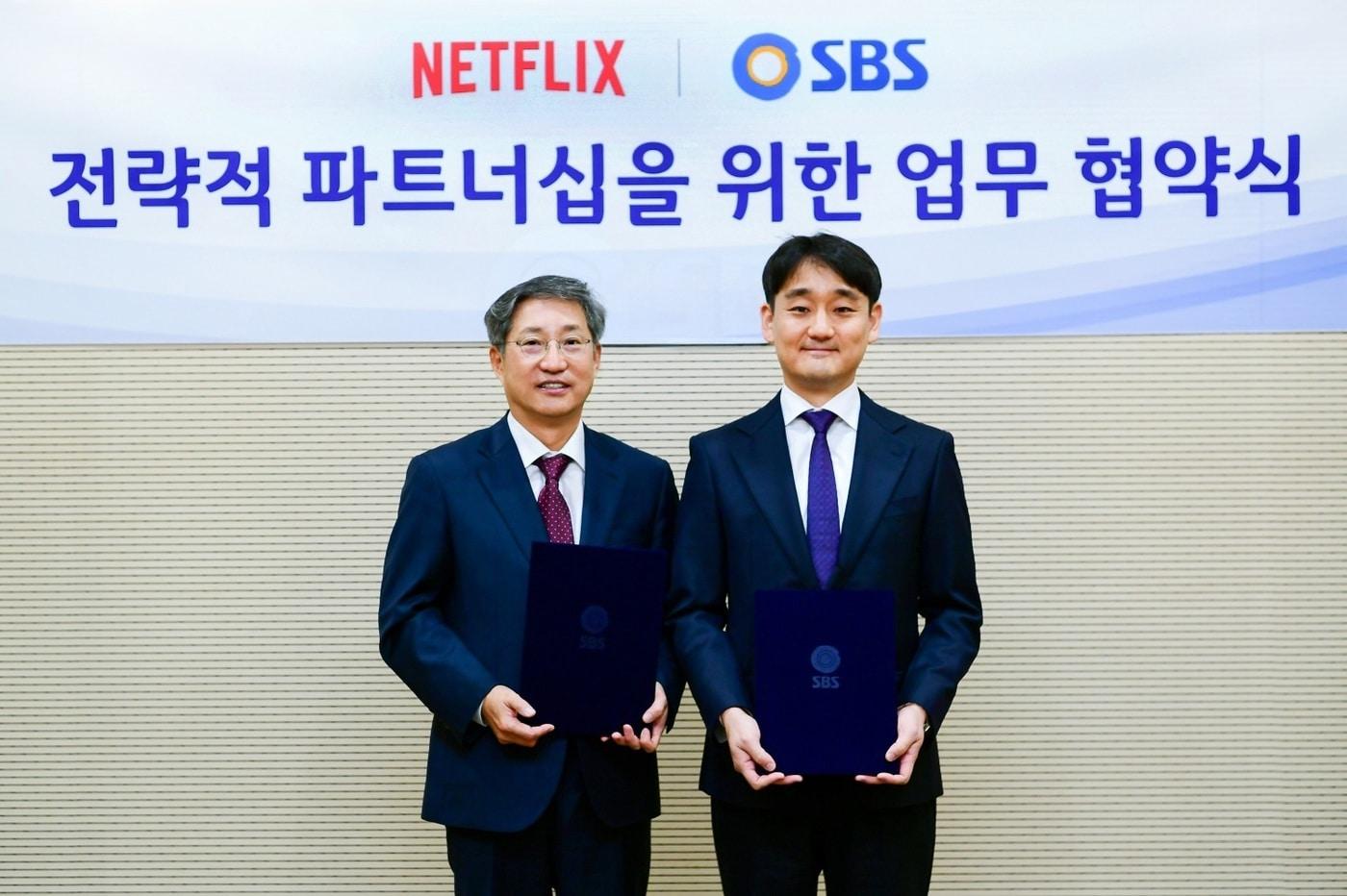 넷플릭스와 SBS가 K-콘텐츠 경쟁력을 확대하기 위해 손을 잡았다. 20일 방문신 SBS 사장(사진 왼쪽)과 강동한 넷플릭스 한국 콘텐츠 부문 VP가 전략적 파트너십을 체결했다. (넷플릭스 제공) 2024.12.20/뉴스1