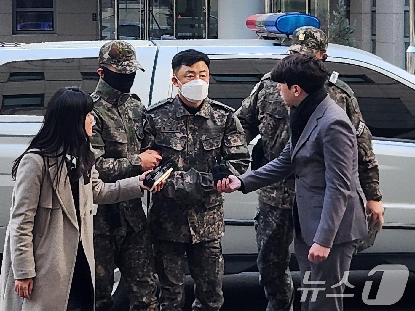 본문 이미지 - 문상호 국군정보사령관이 20일 오후 서울 용산구 중앙지역군사법원에서 열리는 구속 전 피의자 심문(영장실질심사)에 출석하고 있다. 2024.12.20 ⓒ 뉴스1 허고운 기자