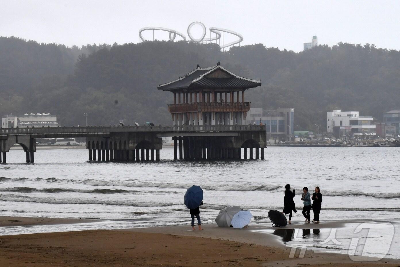 본문 이미지 - 경북 포항 영일대 해수욕장에서 보이는 환호지구의 환호공원2024.12.20/뉴스1