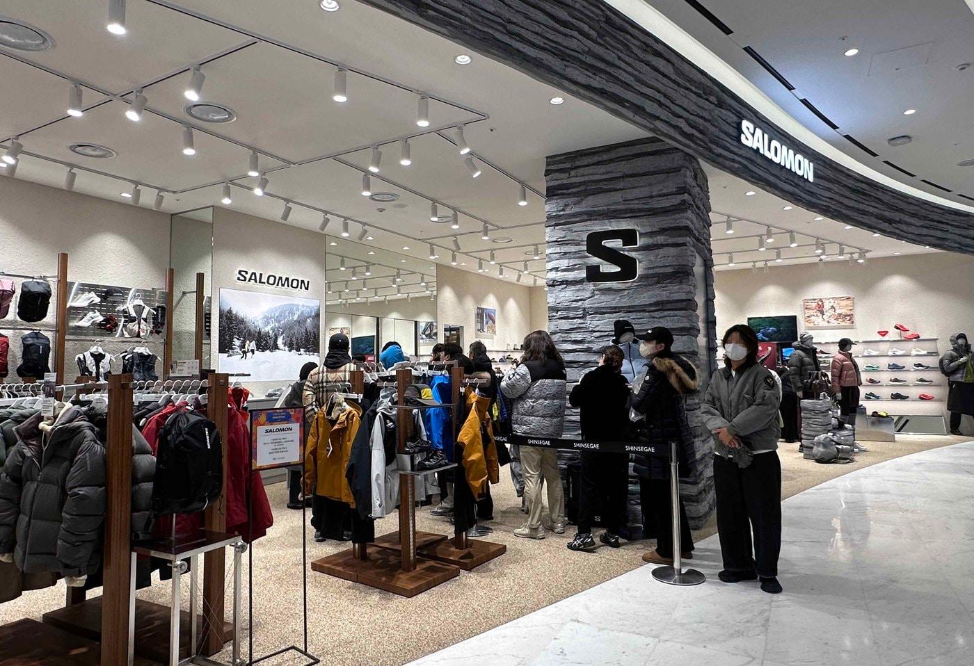 본문 이미지 -  신세계백화점 센텀시티 스포츠슈즈 전문관 매장.(신세계백화점 제공).