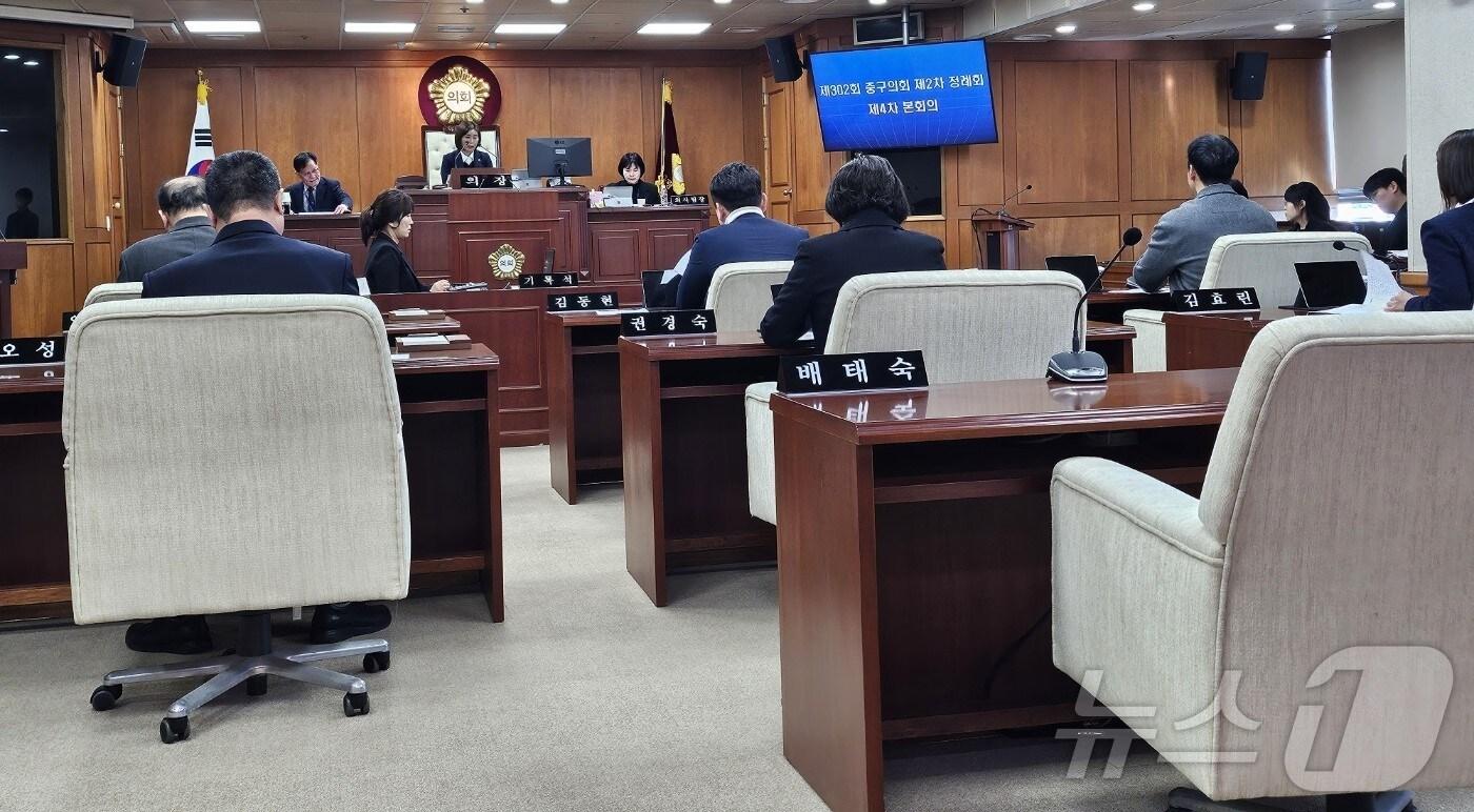 본문 이미지 - 불법 수의계약 혐의로 불구속 기소된 국민의힘 소속 배태숙(비례대표) 대구 중구의회 의장에 대한 구의회의 징계 수위가 19일 '제명'으로 가결됐다. 2024.12.19/뉴스1 남승렬 기자