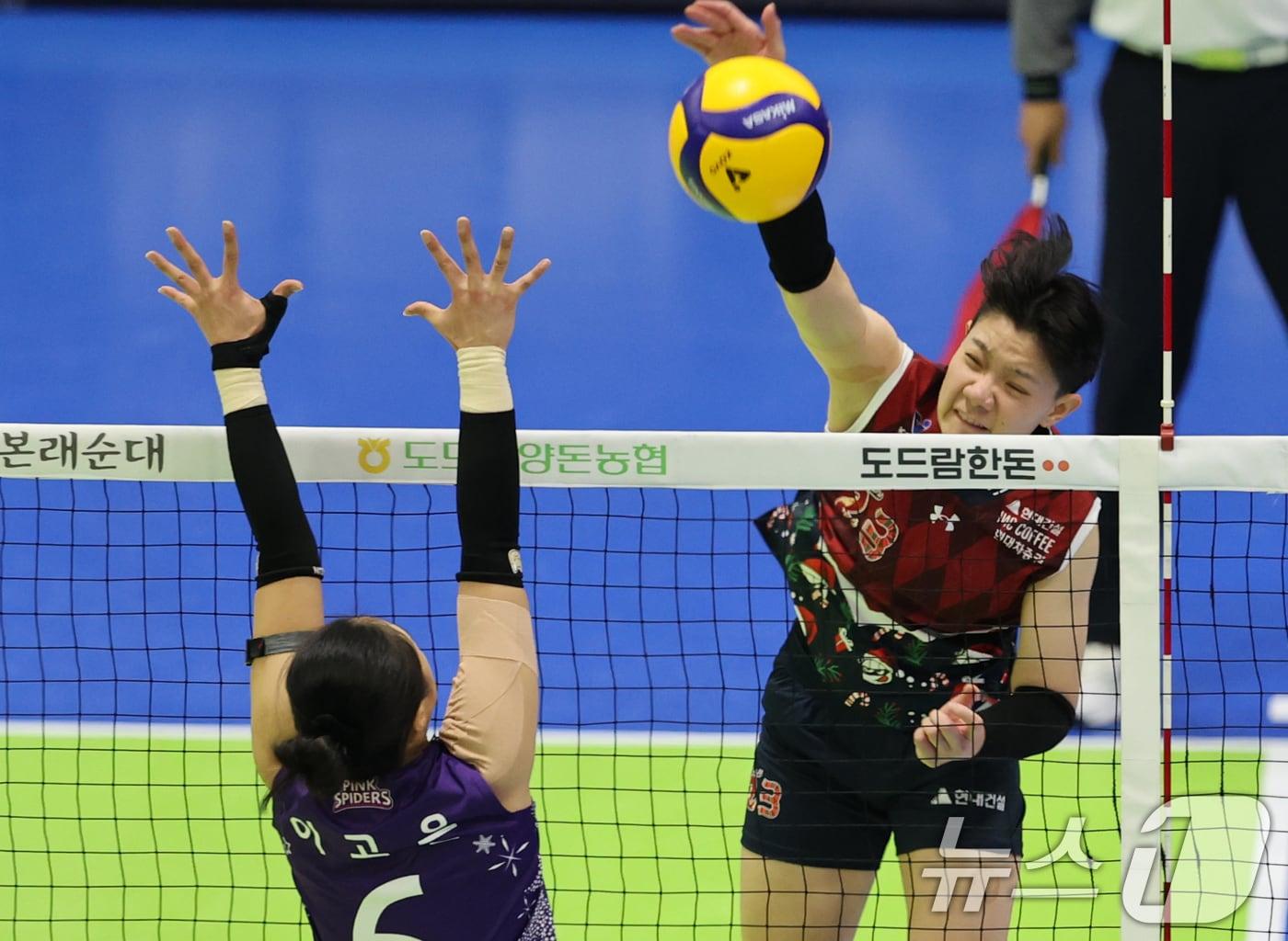 본문 이미지 - 현대건설 위파위 시통(오른쪽)이 부상으로 사실상 시즌 아웃 판정을 받았다. /뉴스1 DB ⓒ News1 김영운 기자