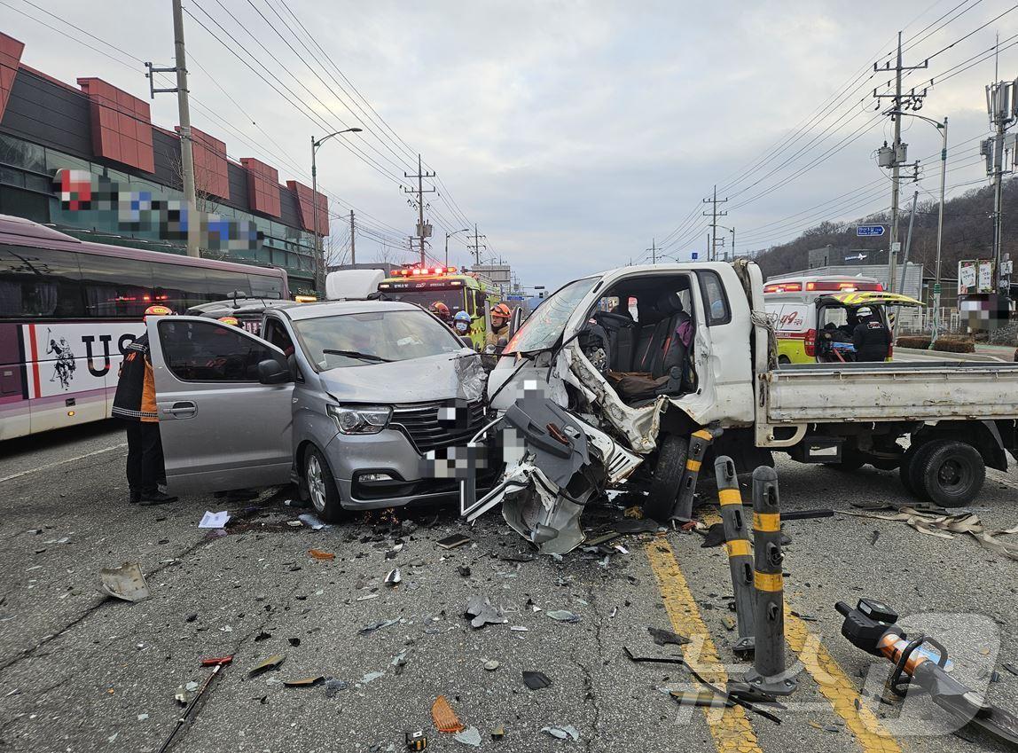 본문 이미지 - 20일 오후 4시21분쯤 경북 상주시 만산동 한 국도에서 1톤 포터와 스타렉스가 정면 출동해 구급대원이 수습 중이다.(경북소방본부 제공)